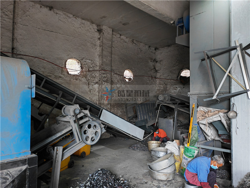 廢鋁粉碎機斷橋鋁粉碎機設備作業現場拍攝